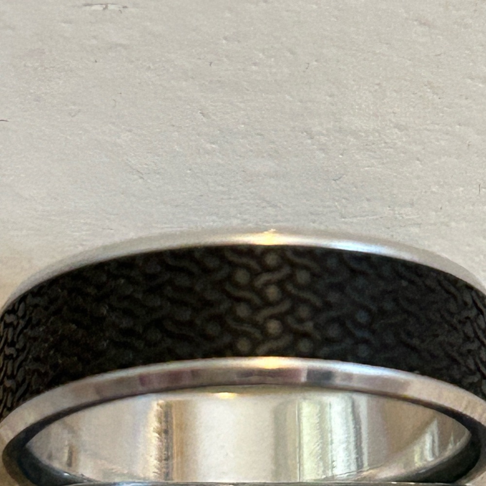 Men’s Mardini 14k gold etched carbon fibre ring